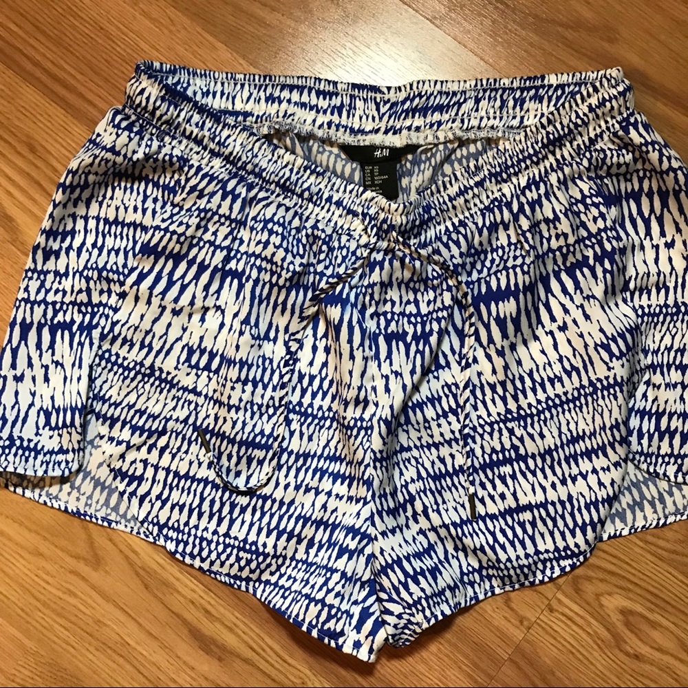 H&M patterned blue&white drawstring shorts